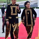 pimpin upacara di ikn, presiden jokowi kenakan baju adat nusantara terinspirasi kesultanan kutai kartanegara