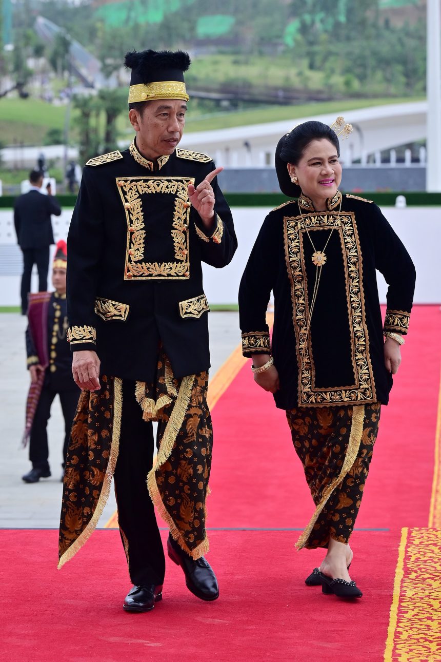 pimpin upacara di ikn, presiden jokowi kenakan baju adat nusantara terinspirasi kesultanan kutai kartanegara
