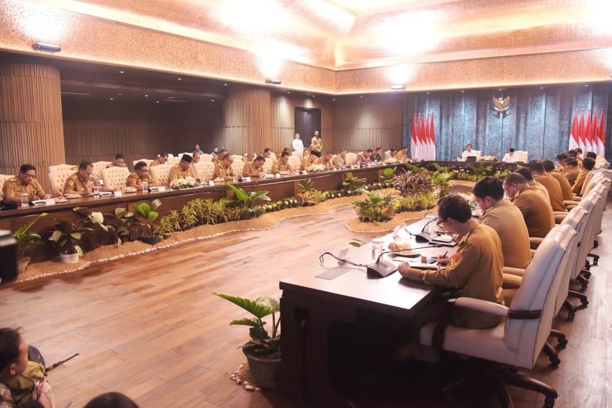 bertemu para gubernur, presiden jokowi: tekankan pentingnya keselarasan program daerah dengan kebijakan pusat