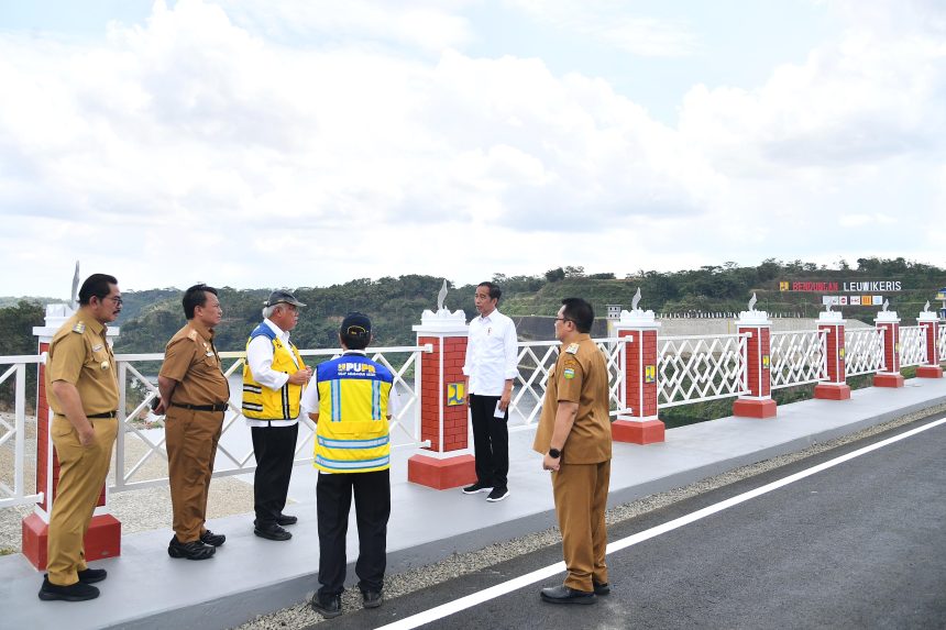 presiden jokowi resmikan bendungan leuwikeris daya tampung 81 juta meter kubik air