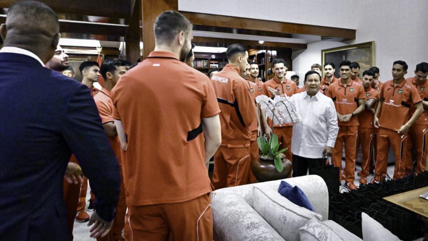 hangat dan penuh kekeluargaan, presiden prabowo sambut timnas sepak bola di kertanegara