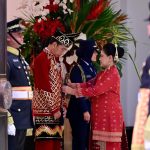 presiden jokowi tampil dengan pakaian adat banjar pada upacara penurunan bendera di ikn