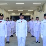 tim indonesia maju bertugas pada upacara penurunan bendera sang merah putih di ikn