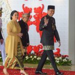 presiden jokowi berpidato di gedung nusantara dengan busana tradisional betawi