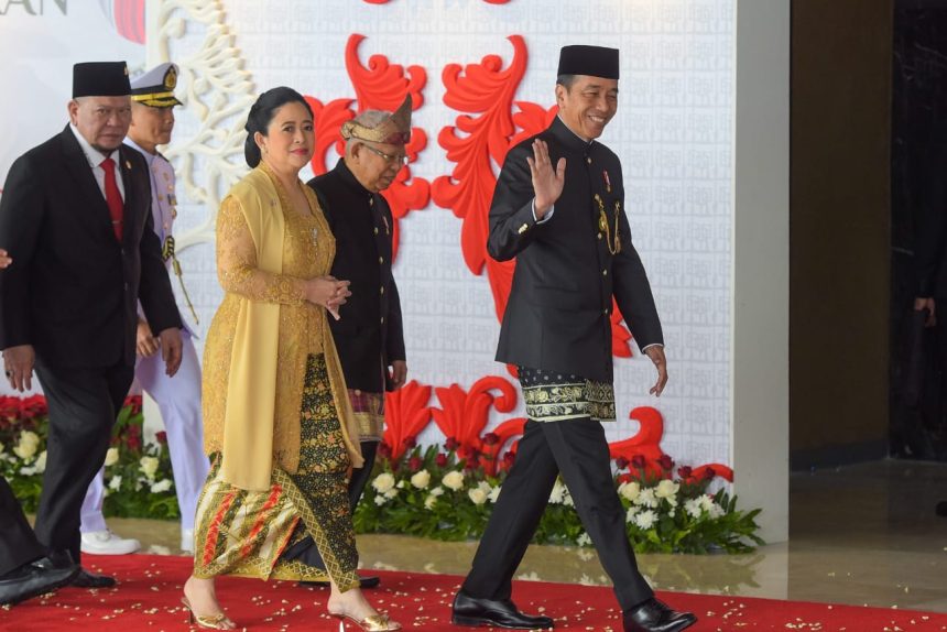 presiden jokowi berpidato di gedung nusantara dengan busana tradisional betawi