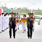 kirab duplikat bendera merah putih dan teks proklamasi tiba di istana negara ikn