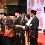 pemerintah anugerahkan satyalancana kebaktian sosial bagi 1.591 pendonor darah sukarela 100 kali