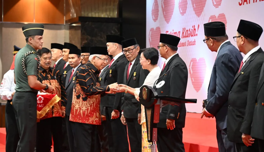 pemerintah anugerahkan satyalancana kebaktian sosial bagi 1.591 pendonor darah sukarela 100 kali