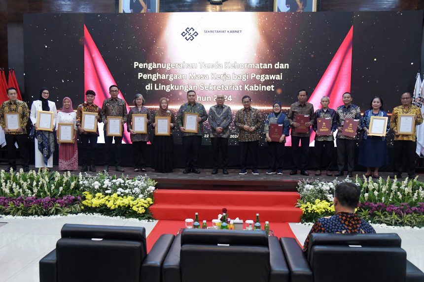 cabinet secretary presents 2024 honorary medals to state civil apparatus