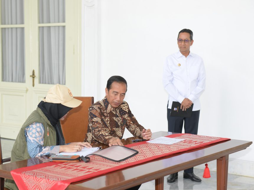 presiden jokowi ikuti proses coklit data pemilih pilkada 2024