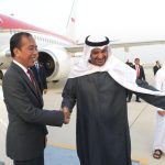 tiba di abu dhabi, presiden jokowi disambut langsung presiden mbz di bandara zayed