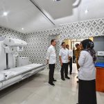 presiden jokowi tinjau pelayanan kesehatan di rsud alimuddin umar lampung barat