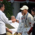 president jokowi hands over bonuses to indonesian medalist of paris 2024 olympic
