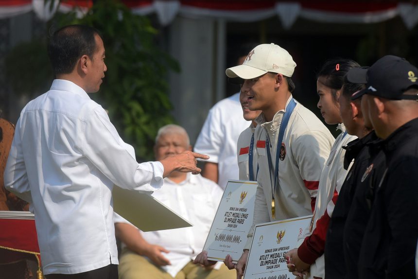 president jokowi hands over bonuses to indonesian medalist of paris 2024 olympic