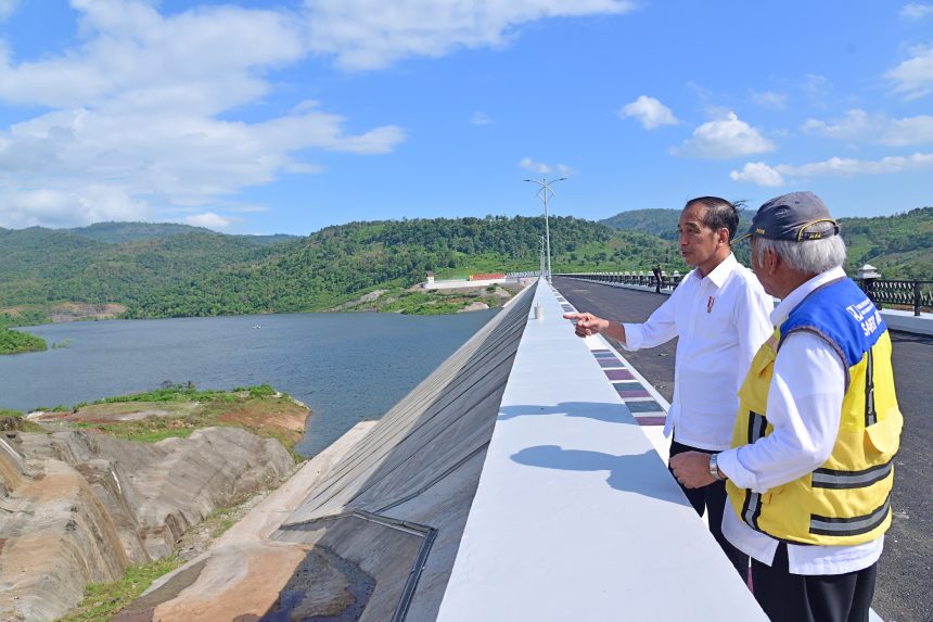 presiden jokowi resmikan bendungan pamukkulu berkapasitas 82 juta meter kubik