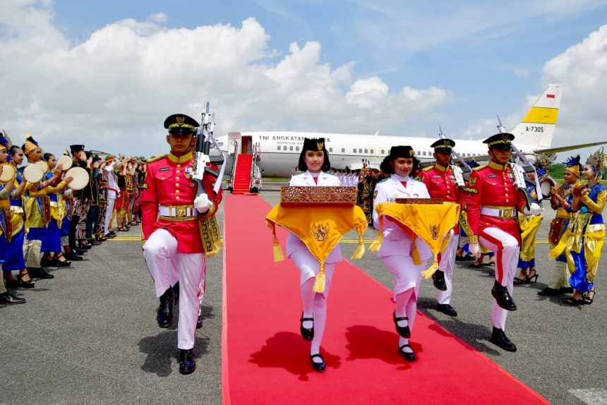 heirloom national flag and indonesian independence proclamation manuscript arrive at balikpapan city