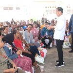 serahkan bantuan pangan di gudang bulog buntok, presiden pastikan kontinuitas hingga desember