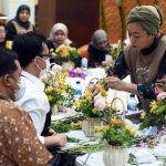 kembangkan keterampilan pegawai, dharma wanita setkab gelar workshop merangkai bunga