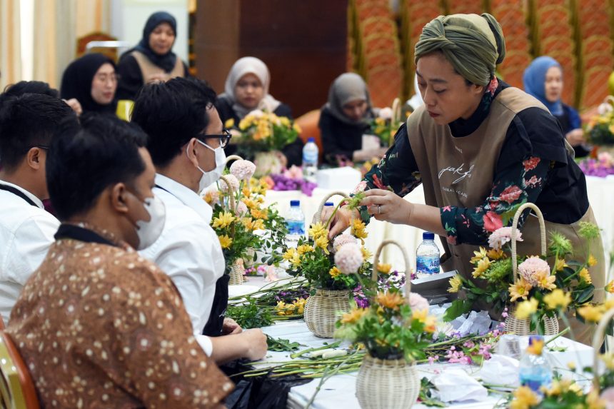 kembangkan keterampilan pegawai, dharma wanita setkab gelar workshop merangkai bunga