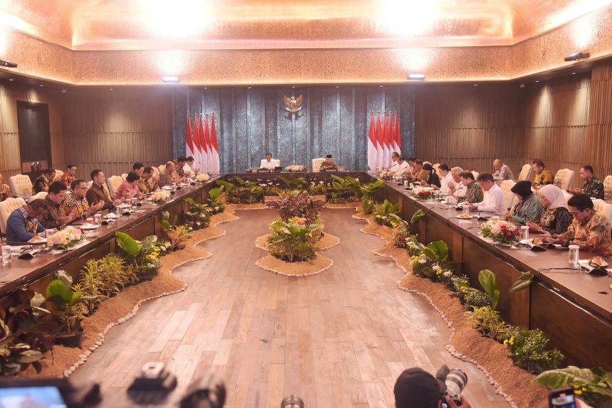 presiden jokowi pimpin sidang kabinet perdana di ikn, bahas strategi pertumbuhan ekonomi