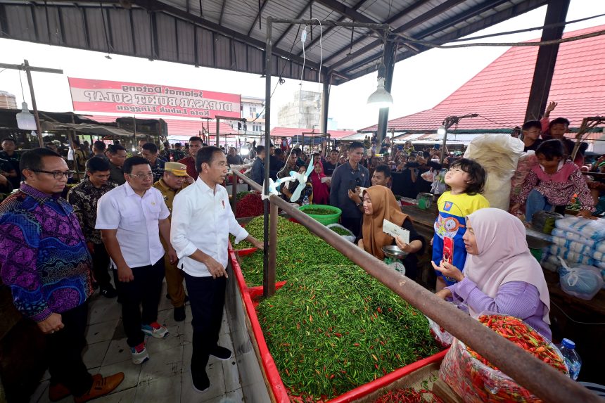 presiden jokowi tinjau harga sembako di pasar bukit sulap lubuklinggau