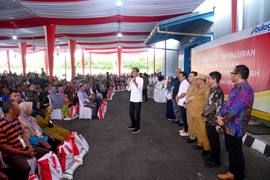 tinjau gudang bulog di lubuklinggau, presiden jokowi pastikan kelanjutan bantuan pangan