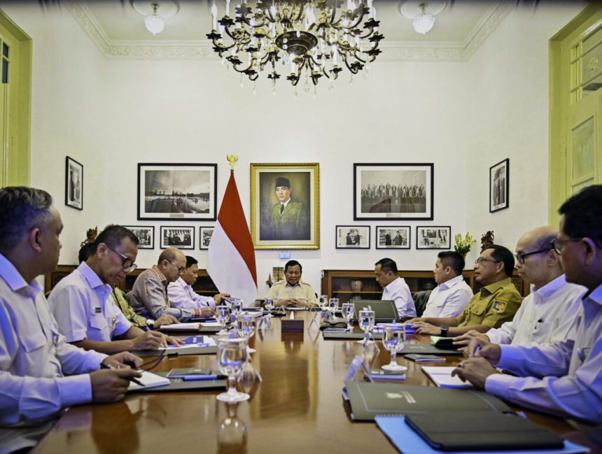 presiden prabowo pimpin rapat terbatas pembentukan tanggul laut di pulau jawa