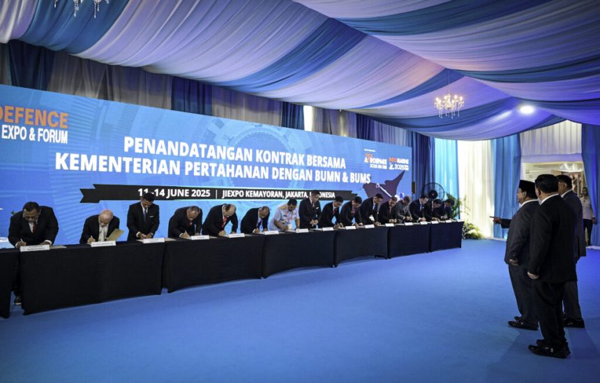 presiden prabowo saksikan penandatanganan 27 kontrak bersama, tegaskan komitmen perkuat industri pertahanan nasional