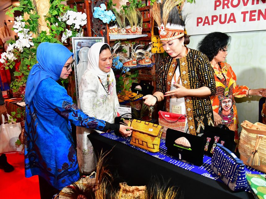ibu iriana apresiasi produk kriya pelaku umkm di wilayah papua