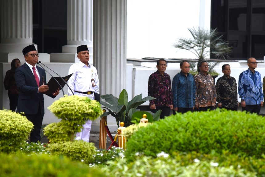 pejabat dan pegawai sekretariat kabinet turut mengikuti upacara peringatan hari lahir pancasila tahun 2024 di lapangan upacara kementerian sekretariat negara