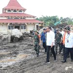 presiden dan ibu iriana tinjau area terdampak longsor dan banjir bandang di agam