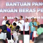 presiden jokowi serahkan bantuan pangan bagi masyarakat di kolaka utara