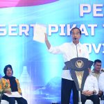 presiden jokowi serahkan ribuan sertifikat tanah elektronik hasil redistribusi tanah di banyuwangi