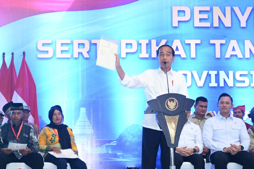 presiden jokowi serahkan ribuan sertifikat tanah elektronik hasil redistribusi tanah di banyuwangi