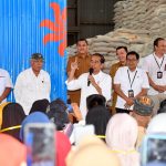 presiden jokowi tinjau stok beras dan serahkan bantuan pangan di kabupaten bungo