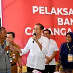 kunjungi gudang bulog pematang kandis, presiden tinjau stok beras dan serahkan bantuan pangan