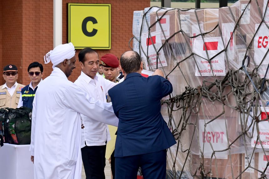 presiden jokowi lepas pengiriman bantuan kemanusiaan untuk palestina dan sudan