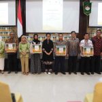 hani pramono serahkan bingkisan idulfitri 1445 h bagi anak yatim dan pegawai setkab