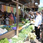president jokowi inspects prices, provides aid to sellers at temenggoeng djaja karti market
