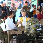 presiden jokowi tinjau posko pengungsian warga terdampak banjir di demak