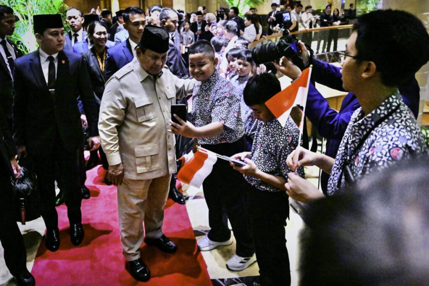 warga dan pelajar indonesia di singapura antusias sambut kedatangan presiden prabowo