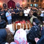 presiden jokowi takziah ke rumah duka almarhumah mooryati soedibyo