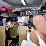 presiden jokowi tinjau arus mudik lebaran di stasiun pasar senen