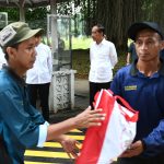 presiden jokowi saksikan penyerahan sembako untuk warga di halaman istana bogor