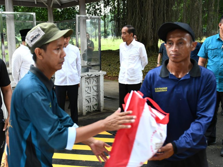 presiden jokowi saksikan penyerahan sembako untuk warga di halaman istana bogor