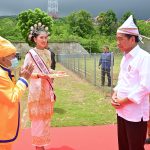 tiba di banggai kepulauan, presiden jokowi disambut ketua adat dan masyarakat