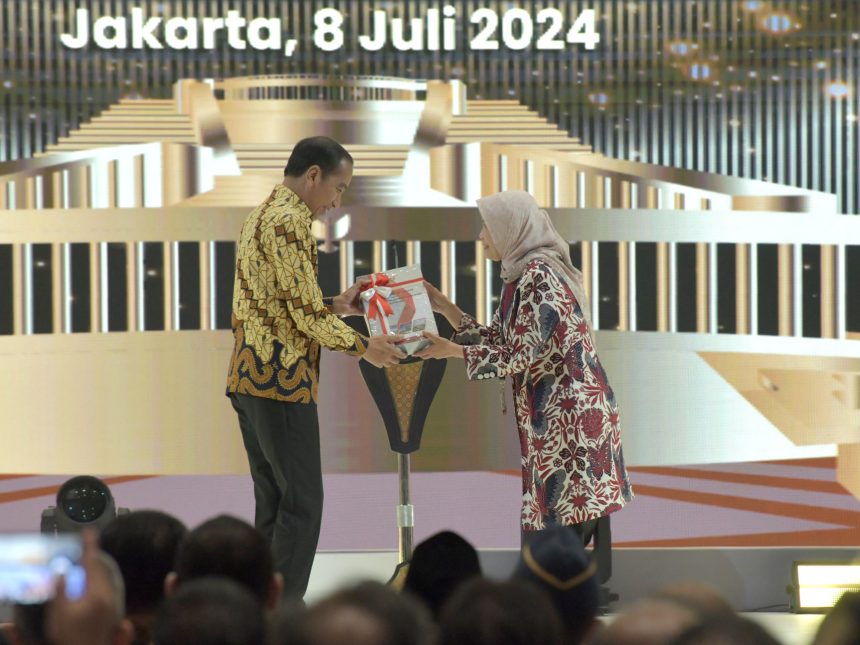 president jokowi receives bpk audit report