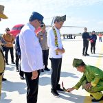 tiba di kalbar, presiden jokowi disambut prosesi adat tepung tawar