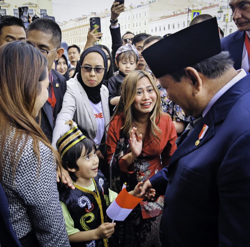 hangat dan meriah, presiden prabowo disambut diaspora indonesia di st. petersburg