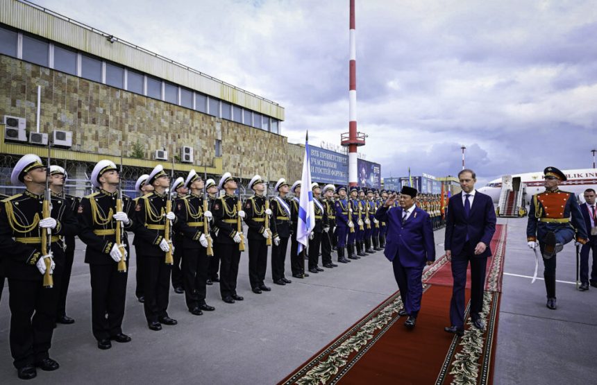 tiba di st. petersburg, presiden prabowo akan bertemu presiden putin dan hadiri spief 2025